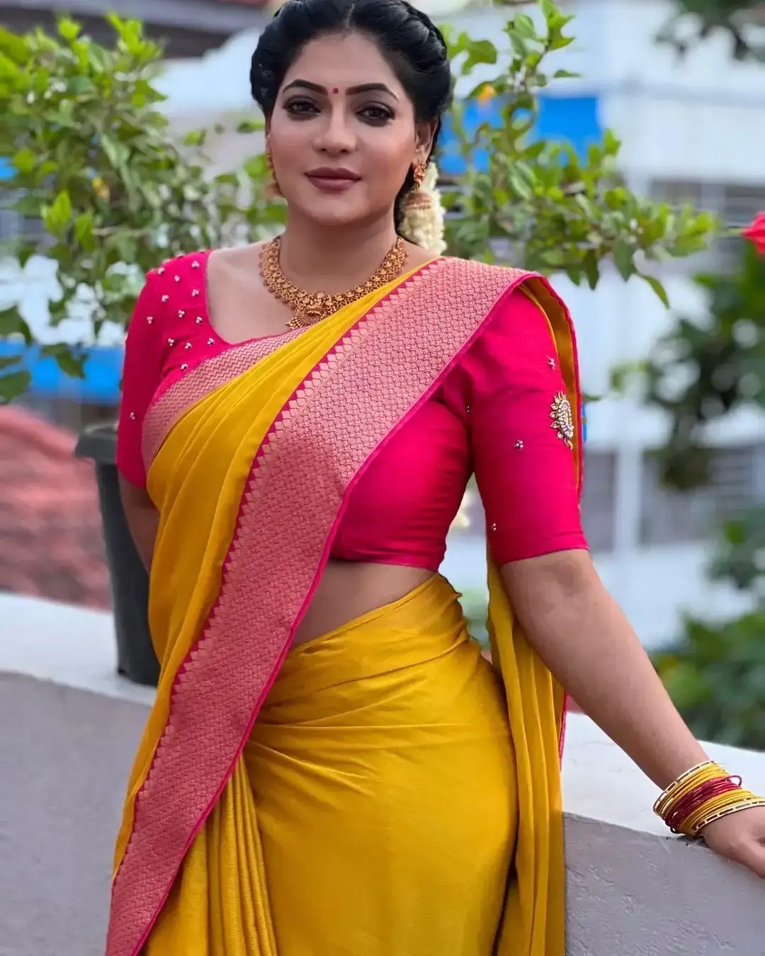 BEAUTIFUL INDIAN QUEEN RESHMA PASUPULETI IN YELLOW SAREE